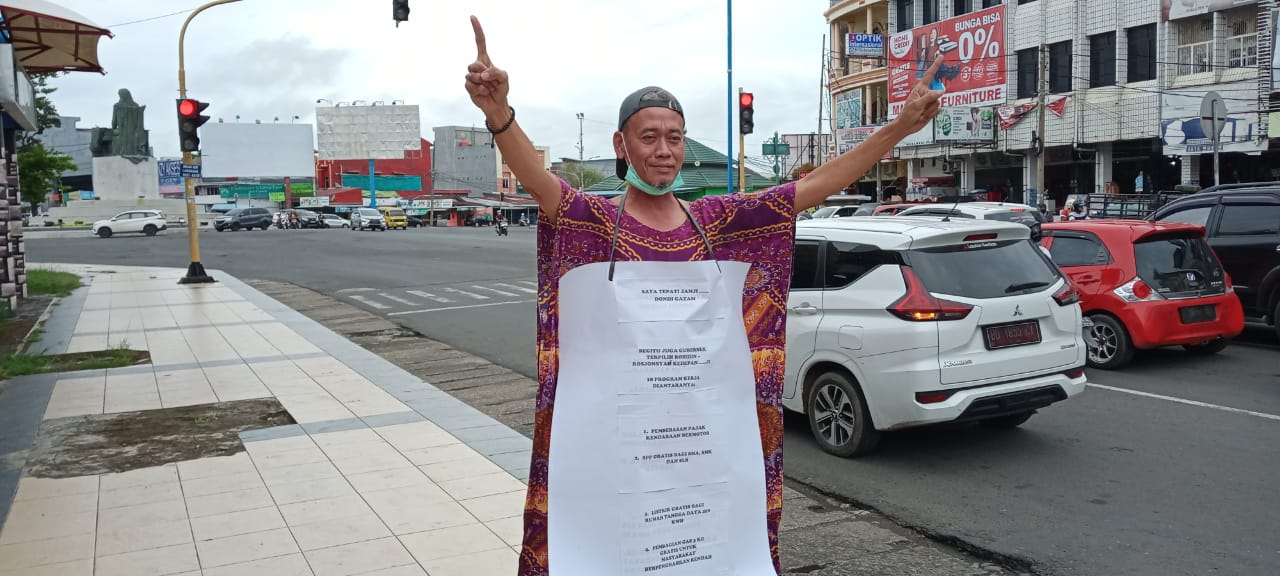 Kalah Taruhan, Relawan Cagub Tepati Janji Lari Berdaster Kelilingi Monumen Fatmawati