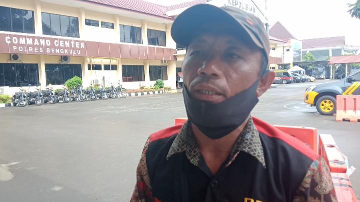 Sedang Menyemprot Lahan, Warga Manna Dianiaya dan Diancam Sajam