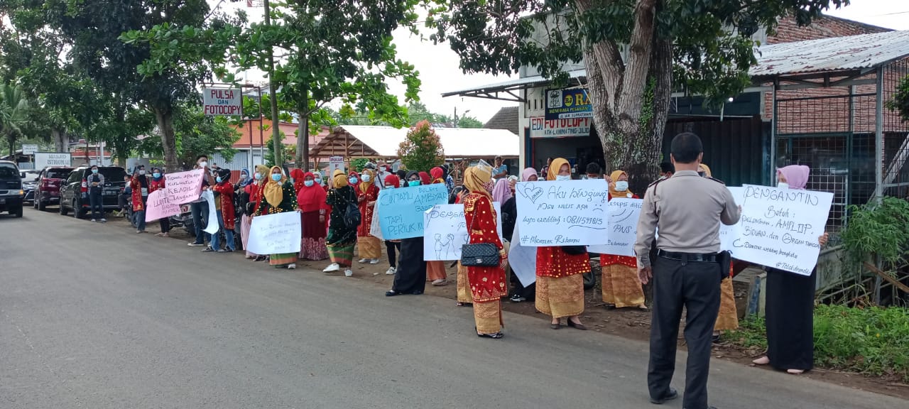 Puluhan Pengusaha Wedding Gelar Aksi di Depan Kantor Walikota