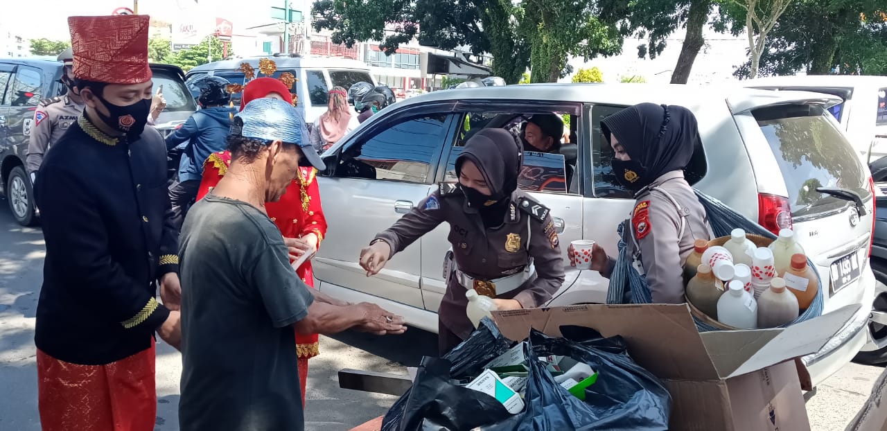 Gelar Ops Lilin Nala 2020, Lantas Polres Gunakan Pakaian Adat Daerah dan Bagi-bagi Jamu