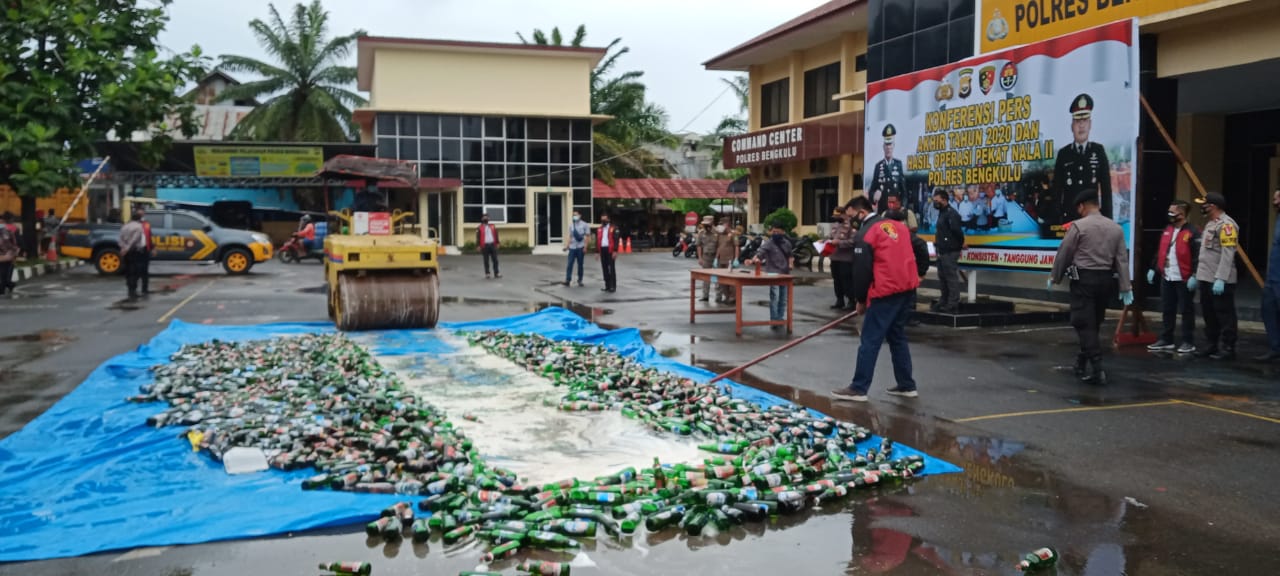 Ribuan Botol Miras Hasil Ops Pekat Nala II Dimusnahkan