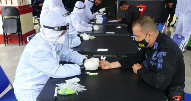 Berangkat BKO, Personel Brimob Jalani Rapid Test