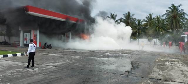 Diduga Kena Percikan Api dari Knalpot Motor, SPBU di Kaur Terbakar, Satu Korban Luka dan Empat Motor Hangus