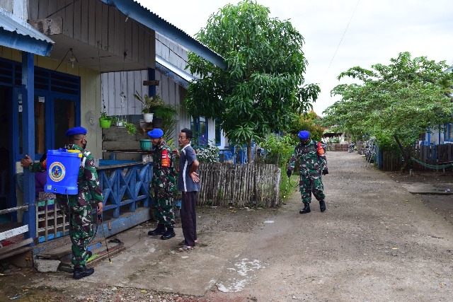 Cegah Covid-19, Lanal Bengkulu Semprot Disinfektan di Kampung Nelayan