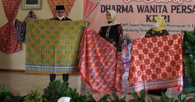 Beri Pelatihan Kerajinan Batik