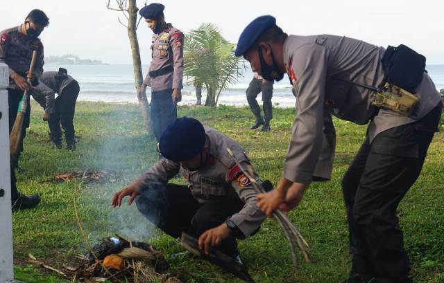 Naik Pangkat, Personel Brimob Bersihkan Pantai