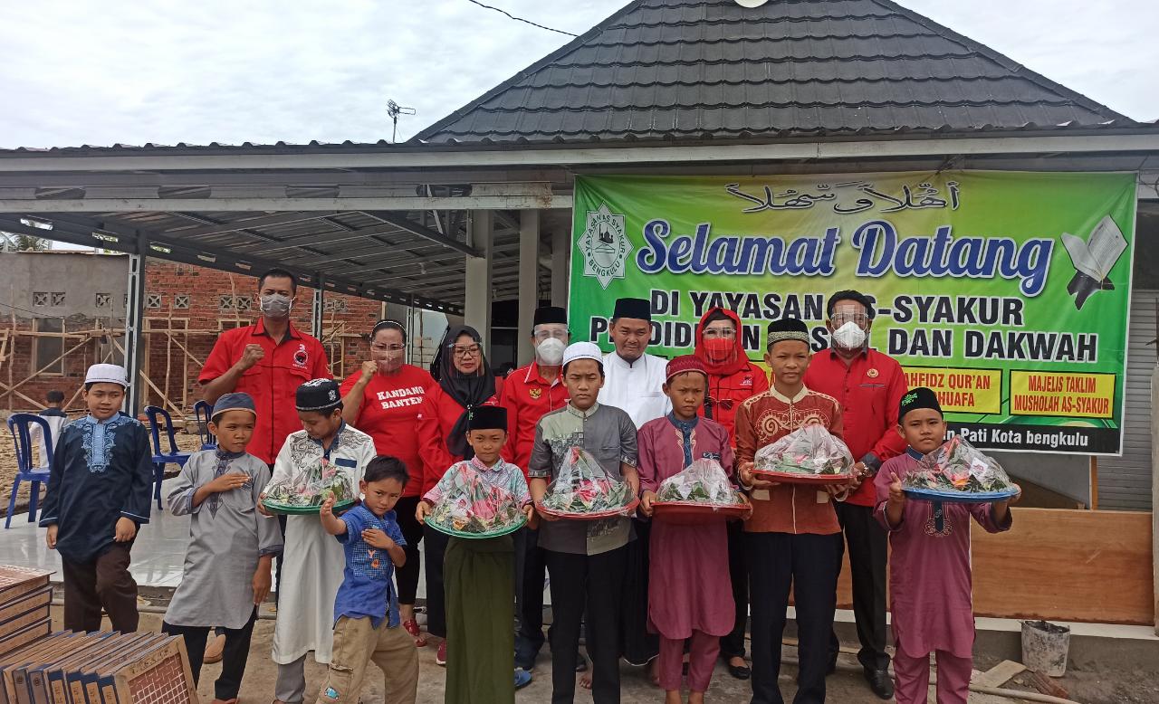 Bagi-bagi Tumpeng, DPD PDIP Provinsi Bengkulu Rayakan HUT ke-48