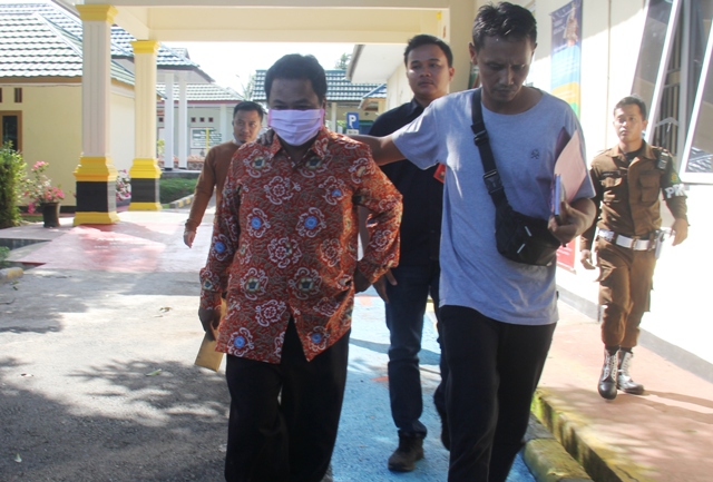 Kades Tanjung Raman 15 Bulan Penjara