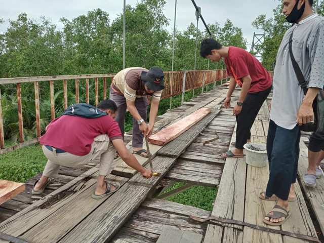 Minim Perhatian, Warga Swadaya Rehab Jembatan