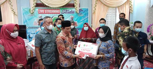 16 Pelajar dan 4 Guru di Kota Bengkulu Dapat Bantuan Laptop