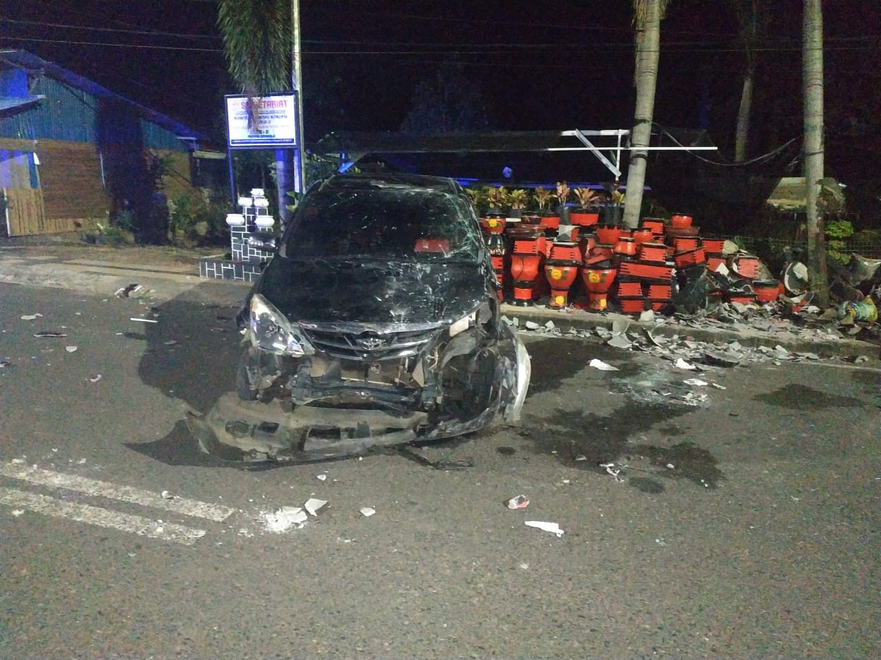 Tabrak Depot Bunga, Minibus Terbalik