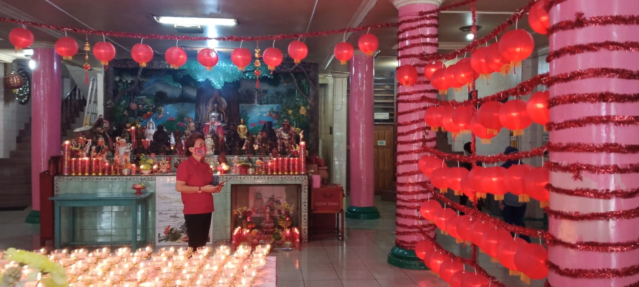 Terapkan Prokes, Ibadah Umat Buddha Rayakan Imlek Berlangsung Sederhana