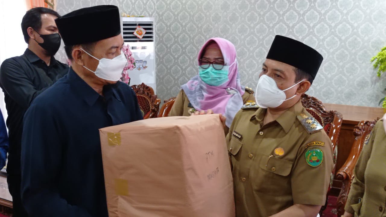 Pedagang dan Pelaku UMKM di Kota Bengkulu Terima Bantuan Masker dan Face Shield