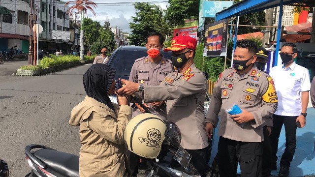 Polri dan TNI  Bagikan Masker Gratis
