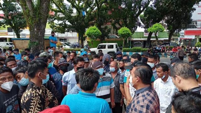 Hadiri Sidang Kasus Kepemilikan Alat Trawl, Massa Nelayan Tradisional Datangi PN