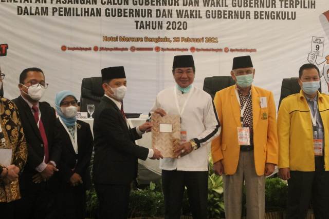 KPU Tetapkan Rohidin-Rosjonsyah Sebagai Gubernur dan Wagub Bengkulu