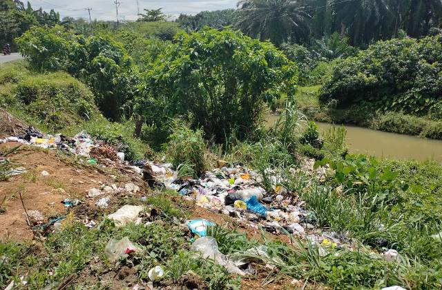 Sampah Menumpuk di Pinggir Sungai