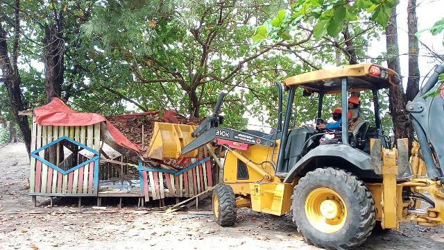 Belasan Warem dan Bangunan Liar di Pantai Panjang Dibongkar