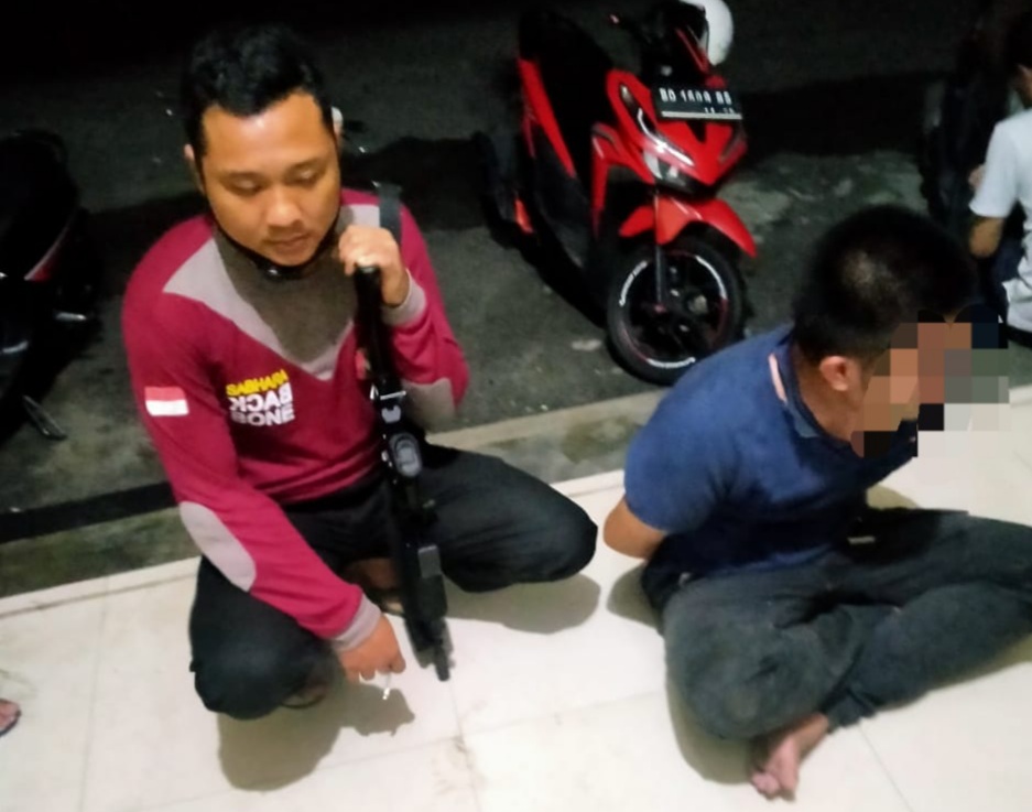 Ditikam Pemuda Pasar Lama Dilarikan ke Puskesmas, Pelaku Diamankan Polisi