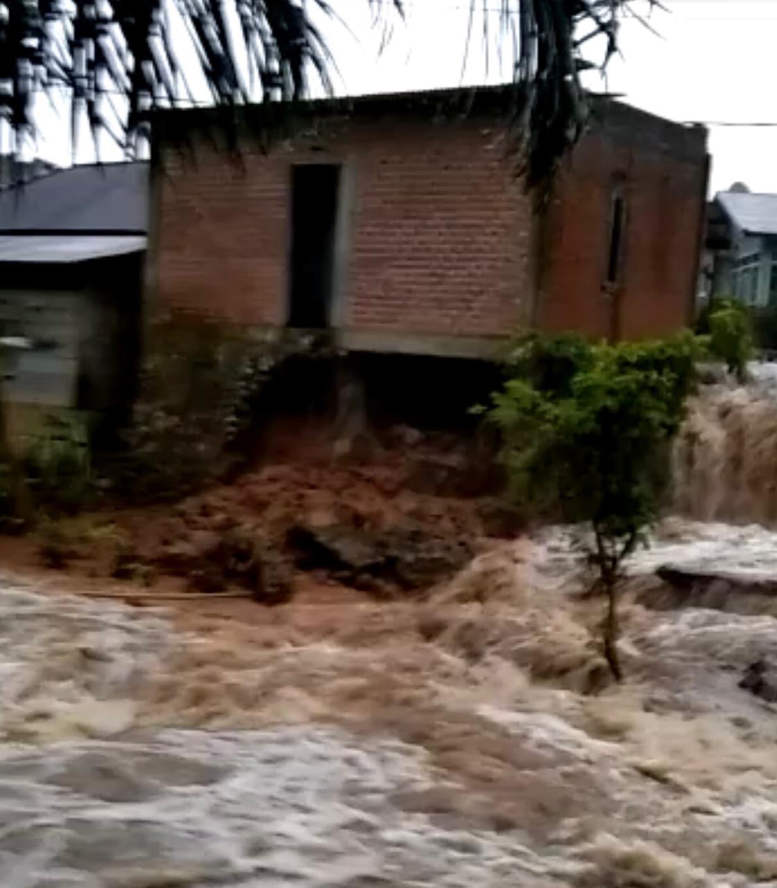 Rumah Warga Desa Tik Tebing di Lebong Nyaris Hanyut Diterjang Banjir
