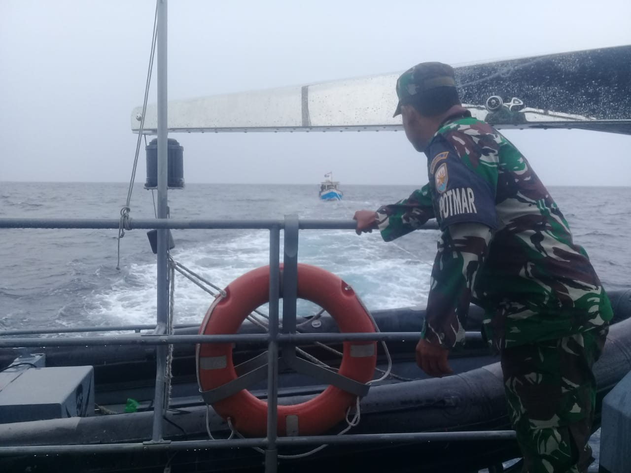 TNI AL Selamatkan Nelayan Terombang-ambing di Laut