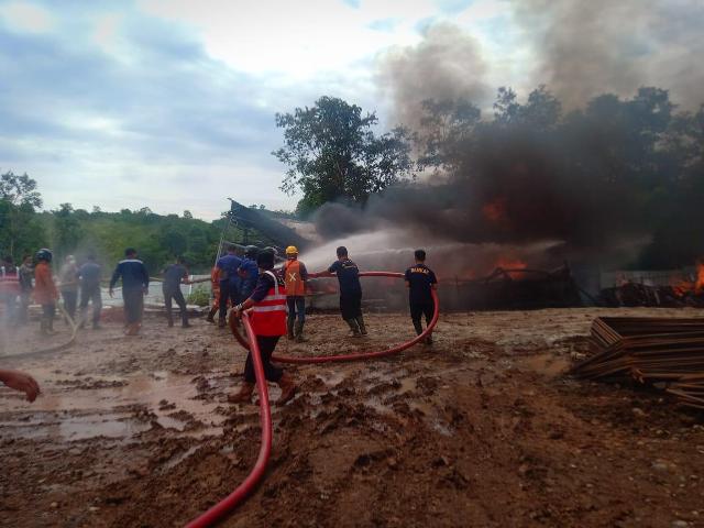 Tangki BBM Proyek Jalan Tol Bengkulu-Lubuk Linggau Milik PT HKI Terbakar