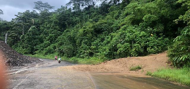 Lima Hari Tutupi Jalan, Material Longsor Masih Dibiarkan