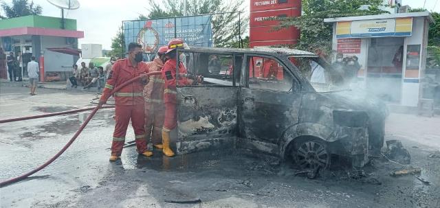 Minibus Terbakar Saat Isi BBM di SPBU, Pengemudi Alami Luka Bakar