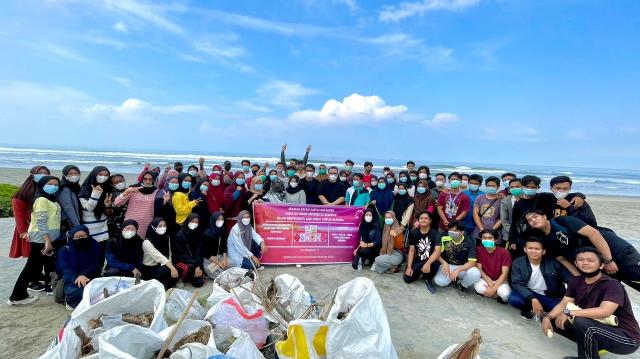 Peringati Hari Peduli Sampah Nasional, BEM Fakultas Hukum Unib Bersihkan Pantai