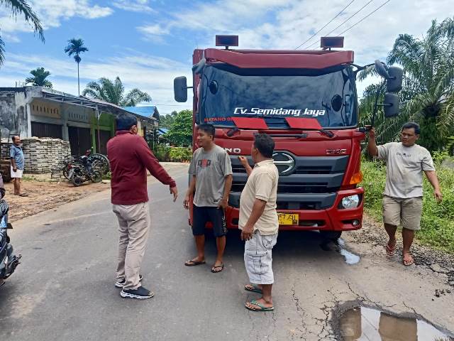 Truk Over Tonase Rusak Jalan, Bupati Mian Turun Hentikan Truk