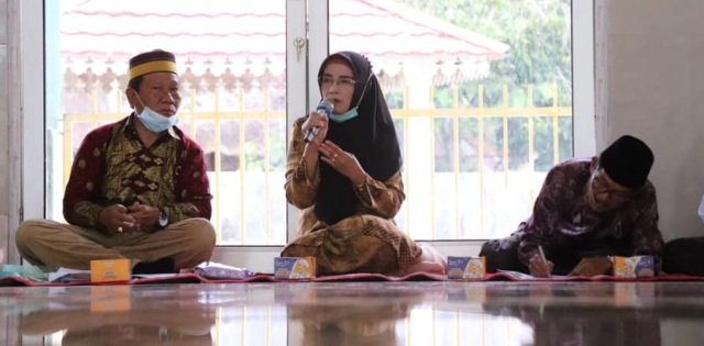 Rumah Adat Gagal Sanding Masjid Agung