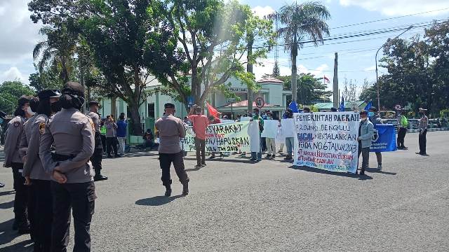 Tuntut Realisasikan atau Hapus Perda, Massa Gelar Aksi di Kantor Gubernur Bengkulu