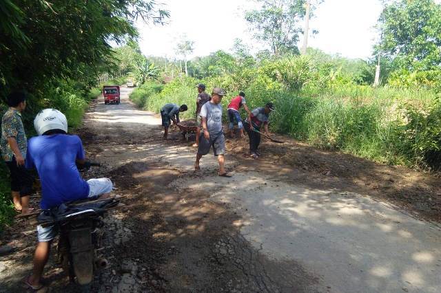 Rusak Parah, Warga Timbun Jalan Provinsi