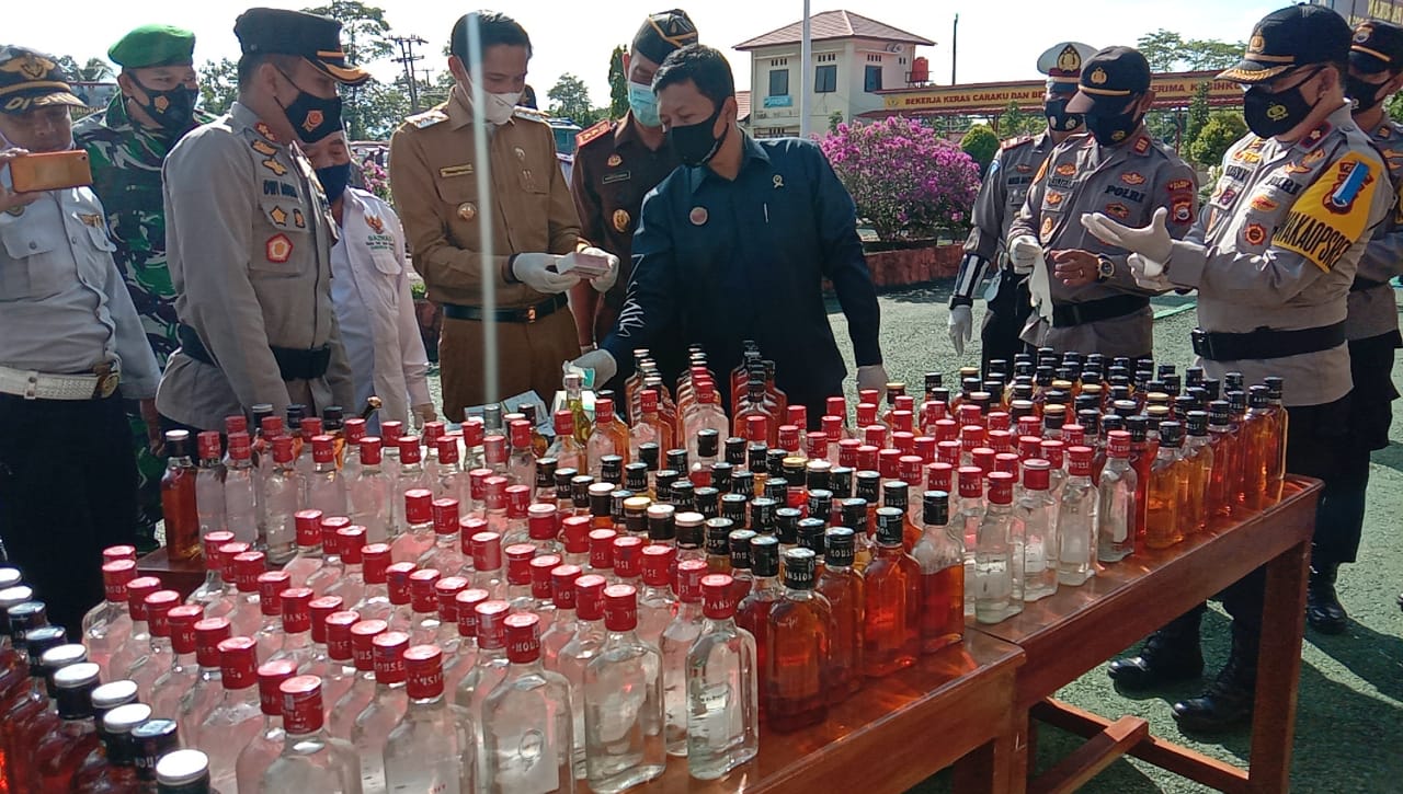 Jelang Puasa, Polres Kaur Musnahkan Ratusan Botol Miras