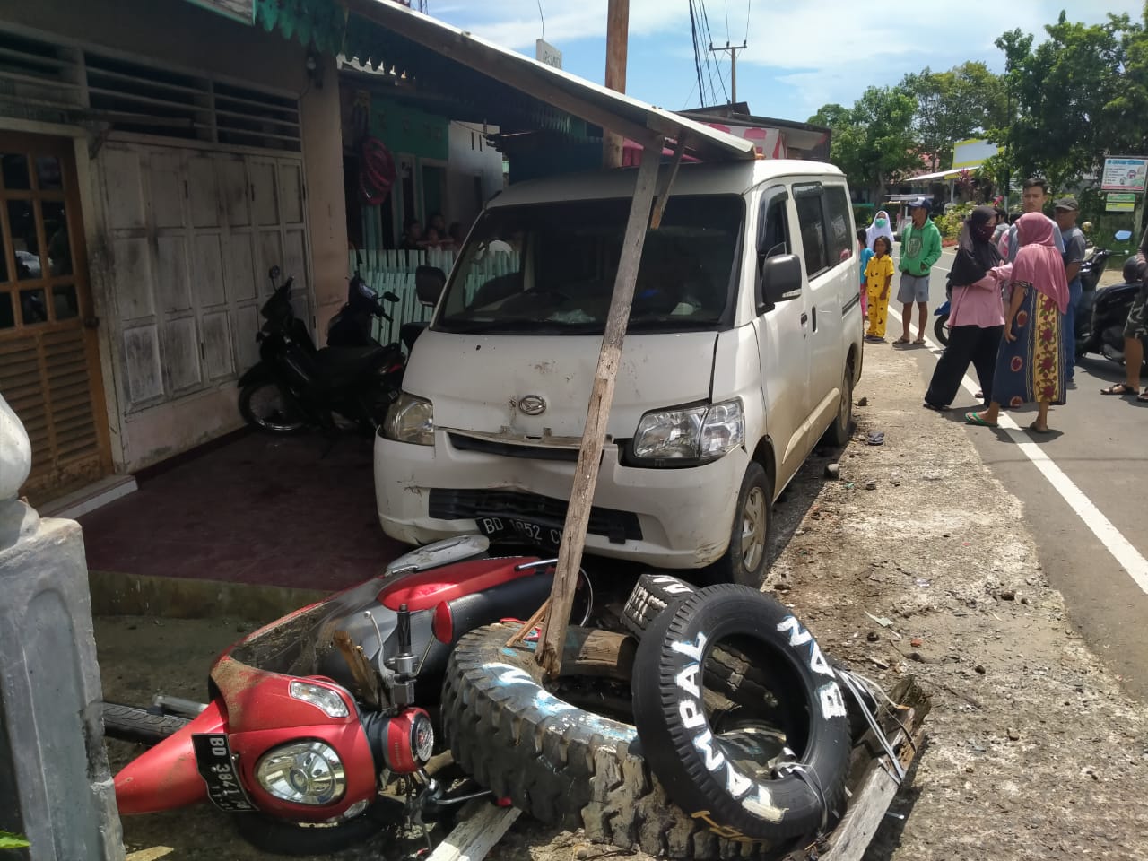 Diduga Mengantuk, Supir Gran Max Tabrak Bengkel Beserta Pemilik