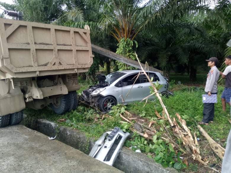 Sedang Diparkir, Yaris Ditabrak Fuso