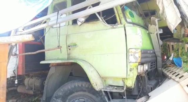 Truk Pengangkut Karet Hantam 3 Warung Warga di Sumber Jaya