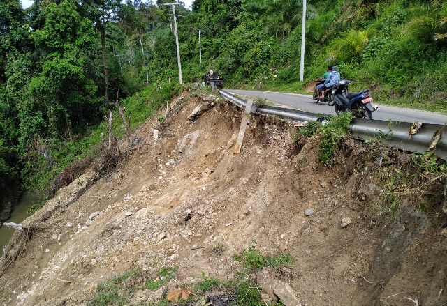 Jalan Penghubung Antar Kecamatan Rusak