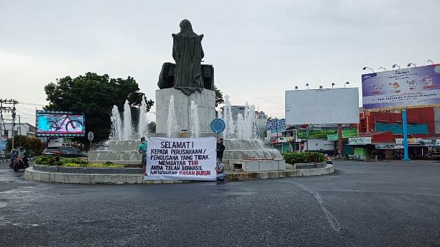 Aksi Simpati Sampaikan Suara Buruh, Kanopi Bentangkan Spanduk di Simpang Lima Ratu Samban