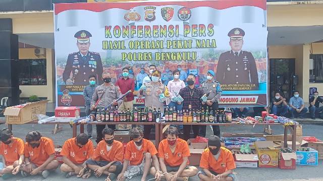 Selama Ops Pekat Nala, Polisi Sita 303 Botol Miras dan Amankan 10 Tersangka