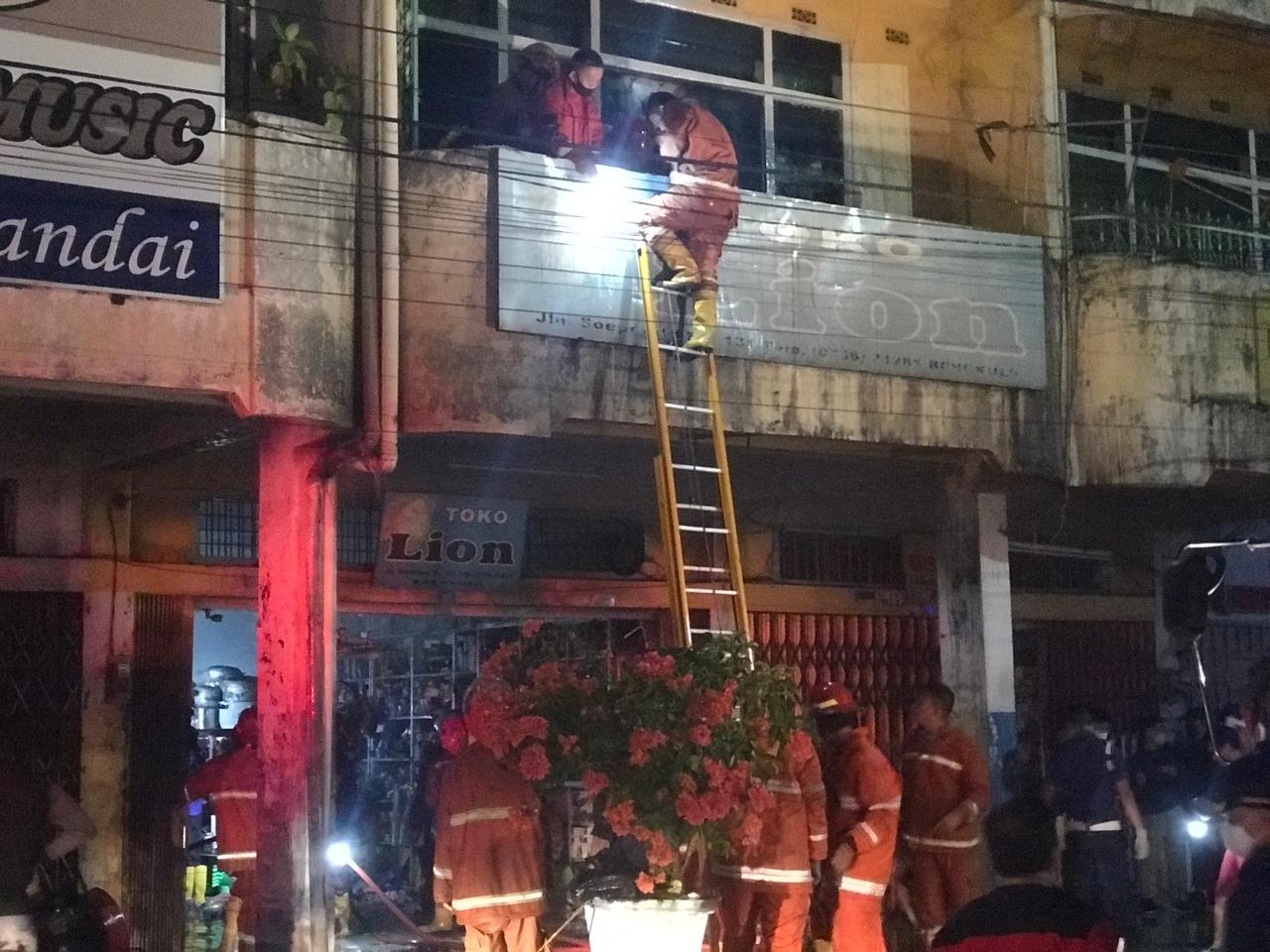 Ditinggal Pulang ke Rumah, Toko Lion di Jalan Suprapto Terbakar, Kerugian Diperkirakan Mencapai Rp 100 Juta