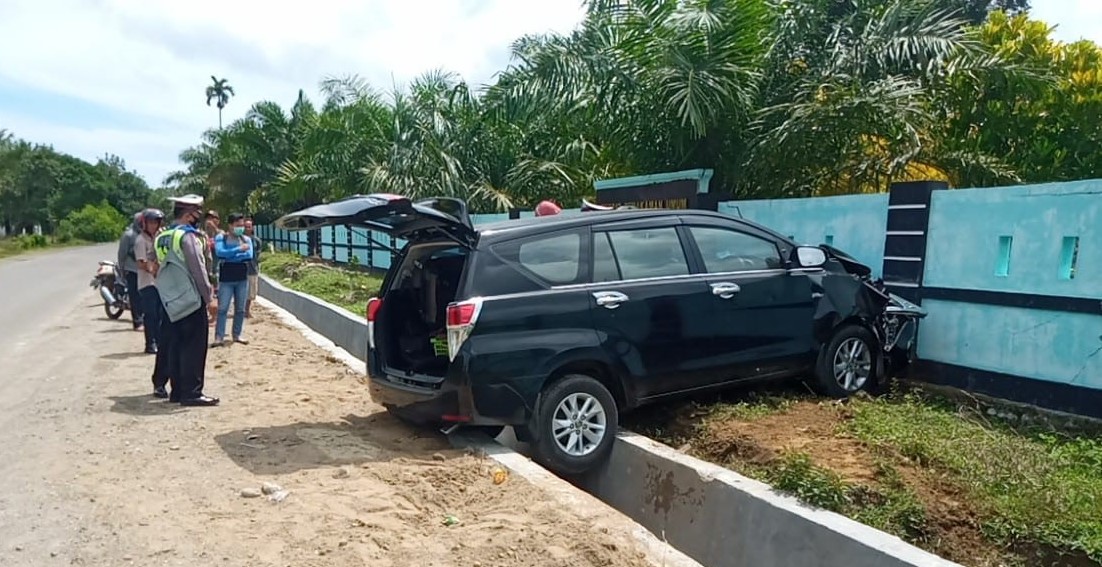 Mobil Mantan Pejabat Kantor Kemenag Tabrak Pagar