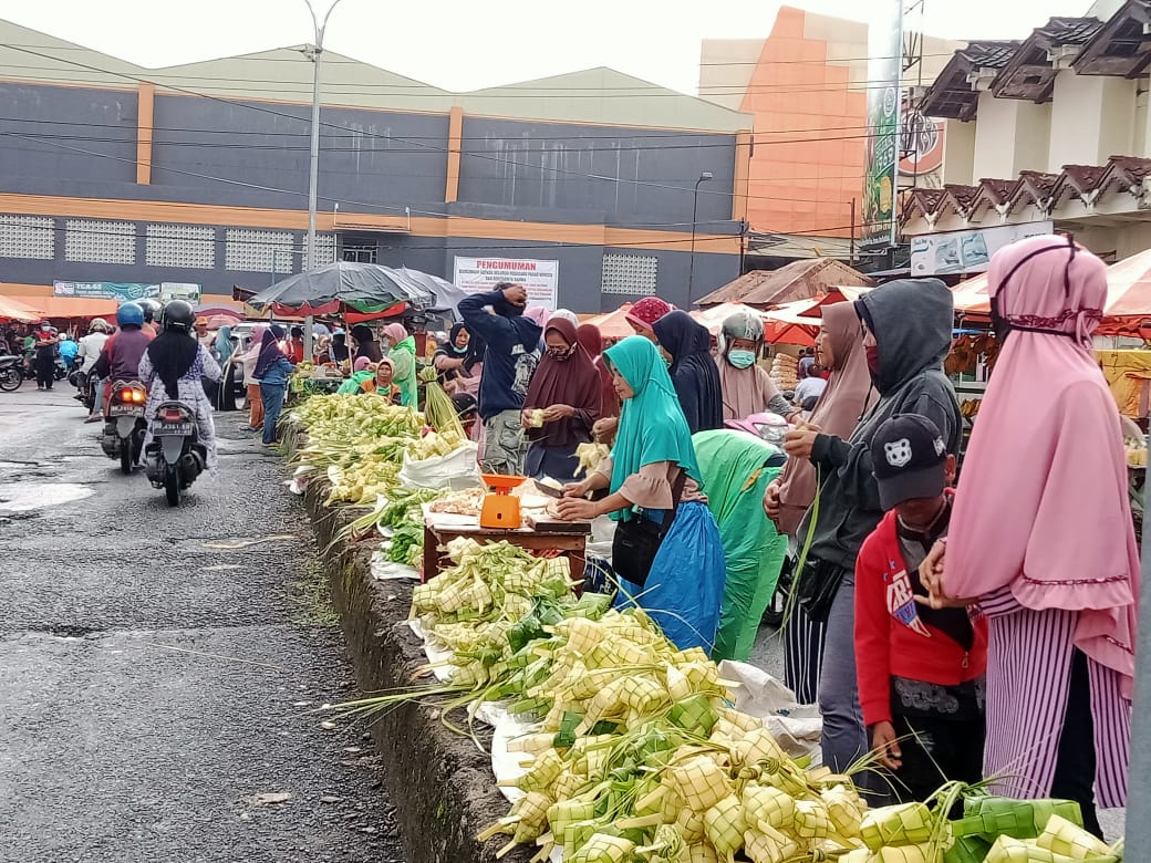 Jelang Lebaran Pedagang Ketupat Menjamur, Pedagang Sebut Omset Menurun