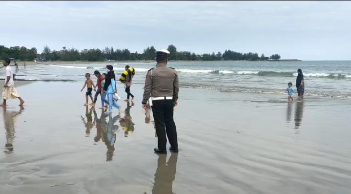 Masyarakat Diingatkan Tak Mandi Pantai