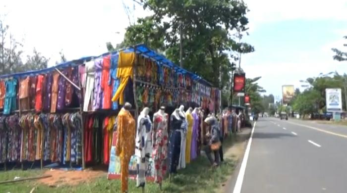 Dinas Pariwisata “Angkat Tangan” Tertibkan Pedagang Pakaian di Pantai Panjang