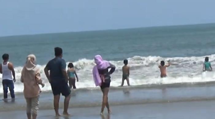 Adanya Larangan Mandi Pantai, Pendapatan Sewa Ban di Pantai Jakat Turun