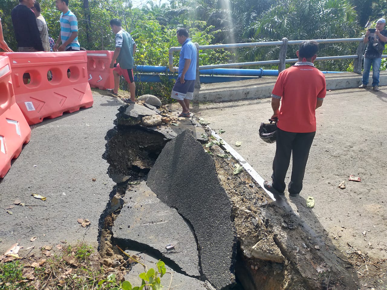 Jembatan Ambrol di Mukomuko, Hanya Motor Bisa Melintas