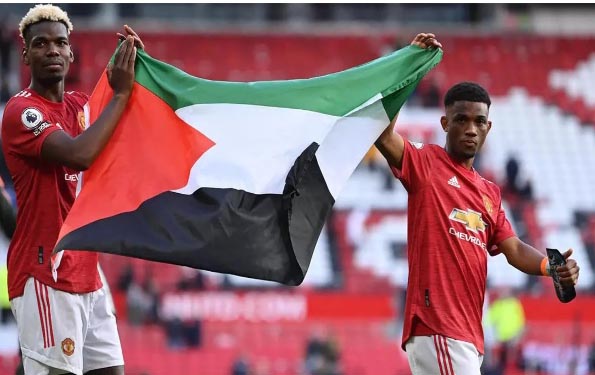 Bendera Palestina Berkibar di Old Trafford