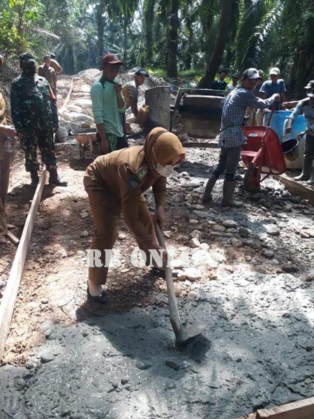 Lihat, Gaya Wabup Wasri Ikut Ngaduk Semen dan Bawa Gerobak Dorong