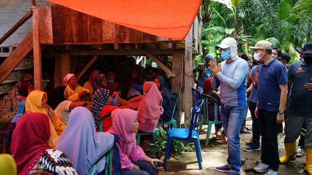 Bahagianya Penerima Bantuan Bedah Rumah di Desa Tanjung Aur II